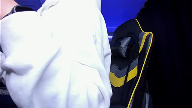 Snapshot of alexgiraldo__ chatting on 10-20-25, 02:45 alexgiraldo online show from 10-20-25, 02:45