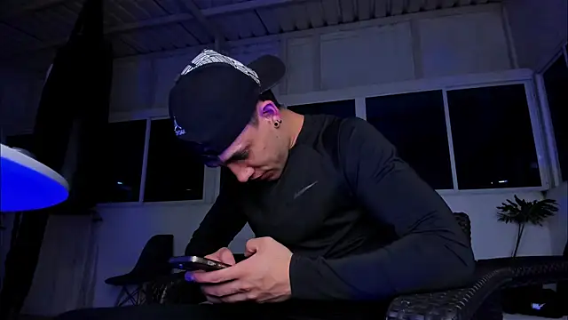 Snapshot of alexgiraldo__ chatting on 10-22-25, 02:34 alexgiraldo online show from 10-22-25, 02:34