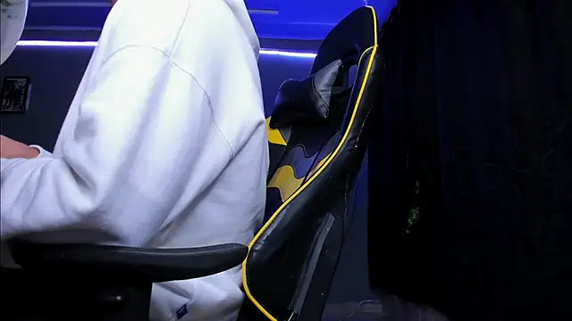 Snapshot of alexgiraldo__ chatting on 10-27-25, 03:21 alexgiraldo online show from 10-27-25, 03:21