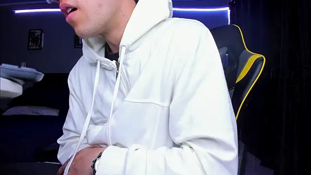 Snapshot of alexgiraldo__ chatting on 10-28-25, 02:04 alexgiraldo online show from 10-28-25, 02:04