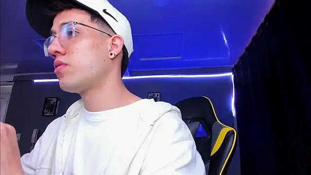 Snapshot of alexgiraldo__ chatting on 11-07-25, 12:16 alexgiraldo online show from 11-07-25, 12:16