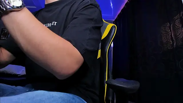 Snapshot of alexgiraldo__ chatting on 11-10-25, 12:48 alexgiraldo online show from 11-10-25, 12:48