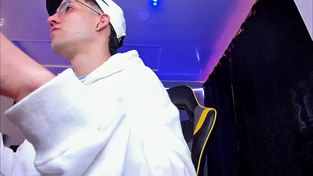 Snapshot of alexgiraldo__ chatting on 11-21-25, 12:15 alexgiraldo online show from 11-21-25, 12:15