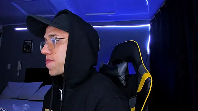 Snapshot of alexgiraldo__ chatting on 12-01-25, 06:18 alexgiraldo online show from 12-01-25, 06:18