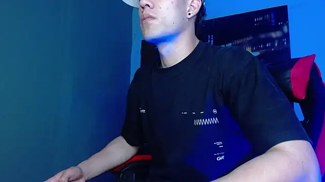 Snapshot of alexgiraldo__ chatting on 05-09-26, 01:44 alexgiraldo online show from 05-09-26, 01:44