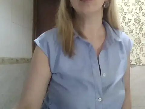 Snapshot of MiyaHottie chatting on 11-10-25, 04:22 MiyaHottie online show from 11-10-25, 04:22