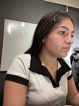 Snapshot of Alyha_Cortes chatting on 09-19-25, 01:56 Alyha Cortes online show from 09-19-25, 01:56