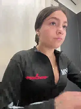 Snapshot of Alyha_Cortes chatting on 09-25-25, 01:04 Alyha Cortes online show from 09-25-25, 01:04