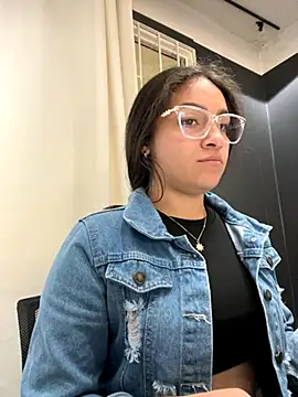 Snapshot of Alyha_Cortes chatting on 11-21-25, 01:32 Alyha Cortes online show from 11-21-25, 01:32