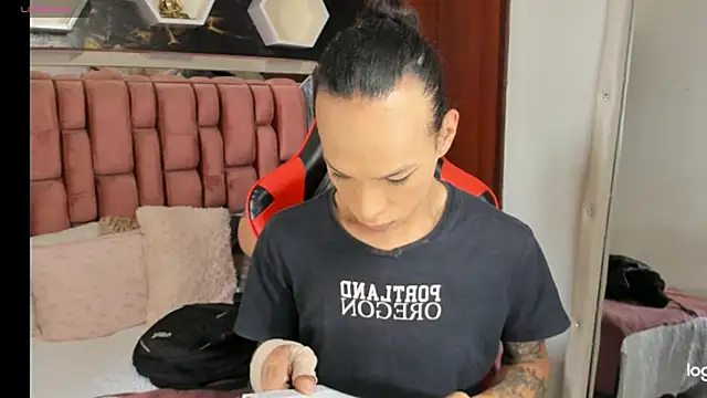 Snapshot of sara_slut21 chatting on 01-12-25, 07:53 sara slut21 online show from 01-12-25, 07:53