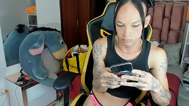 Snapshot of sara_slut21 chatting on 11-24-25, 05:34 sara slut21 online show from 11-24-25, 05:34