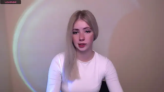 Snapshot of AliceHotty_ chatting on 10-17-25, 12:19 AliceHotty online show from 10-17-25, 12:19