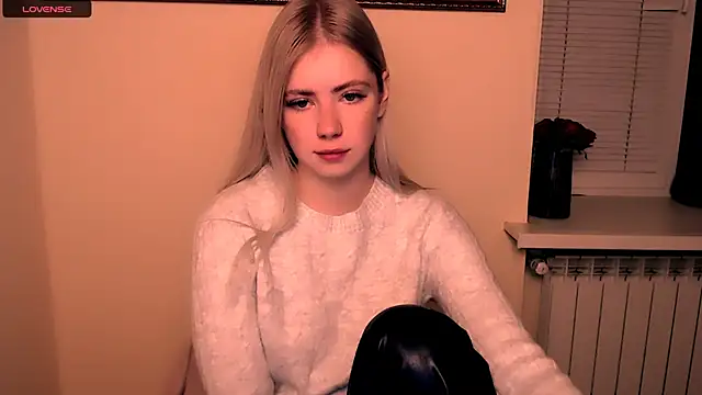 Snapshot of AliceHotty_ chatting on 10-19-25, 10:05 AliceHotty online show from 10-19-25, 10:05