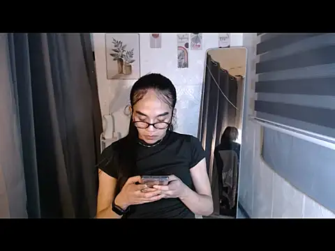 LauraSoHot online show from 09-27-25, 07:57