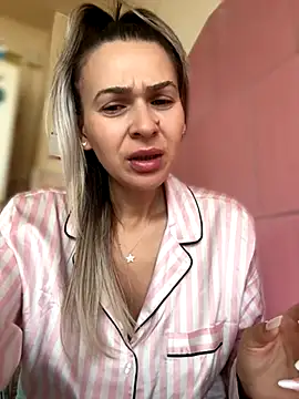 Snapshot of iSelena chatting on 10-10-25, 05:50 iSelena online show from 10-10-25, 05:50