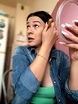 Snapshot of iSelena chatting on 10-15-25, 06:13 iSelena online show from 10-15-25, 06:13