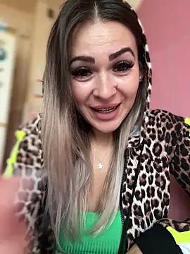 Snapshot of iSelena chatting on 10-17-25, 06:05 iSelena online show from 10-17-25, 06:05