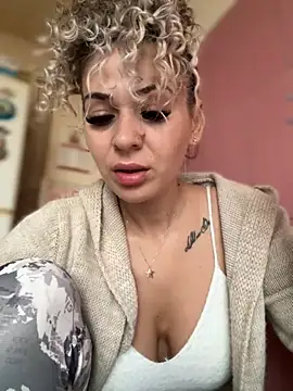 Snapshot of iSelena chatting on 10-22-25, 04:57 iSelena online show from 10-22-25, 04:57