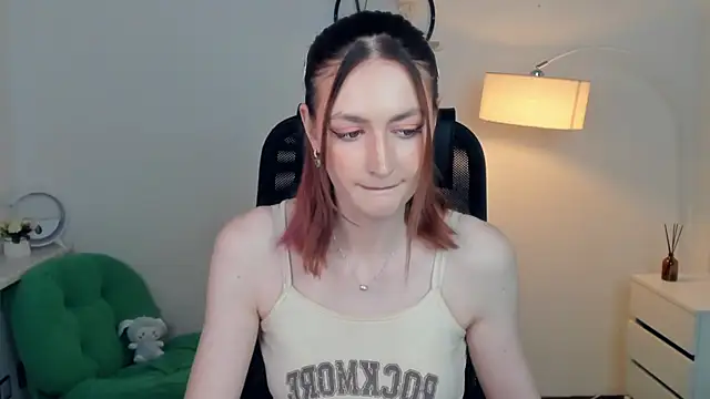 Snapshot of EasterBlink chatting on 11-13-25, 12:15 EasterBlink online show from 11-13-25, 12:15