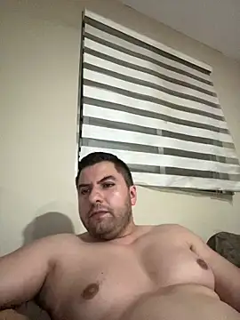 Snapshot of raulgzz4 chatting on 05-19-26, 04:52 raulgzz4 online show from 05-19-26, 04:52