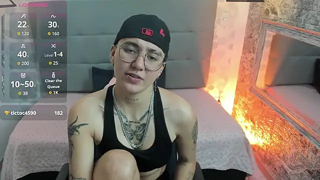 Snapshot of emahills__axelrose chatting on 10-13-25, 03:06 emahills axelrose online show from 10-13-25, 03:06