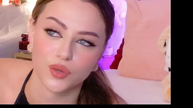 Snapshot of Sienna_Voss chatting on 10-22-25, 08:41 Sienna Voss online show from 10-22-25, 08:41