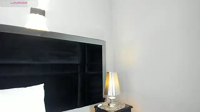 CarolineLee  online show from 03-25-26, 10:38