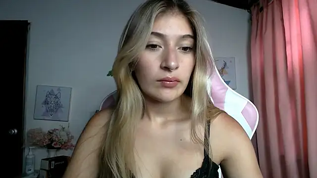 Snapshot of SophiaaLee chatting on 05-08-26, 08:36 SophiaaLee online show from 05-08-26, 08:36