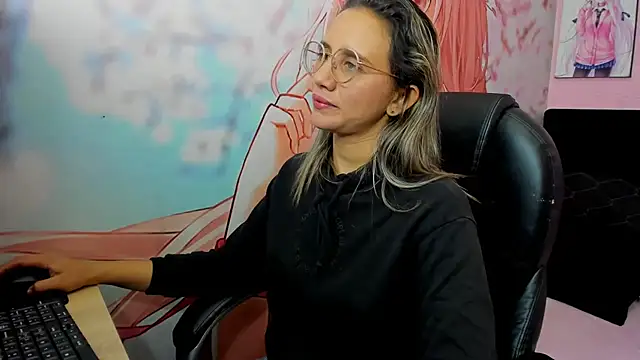 Snapshot of StarletTays chatting on 12-01-25, 01:21 StarletTays online show from 12-01-25, 01:21