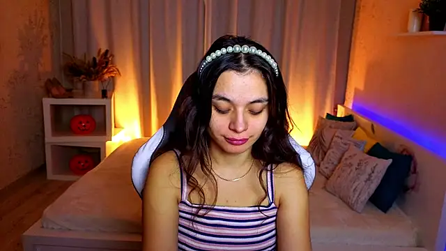 Leila Hefner online show from 11-20-25, 02:56