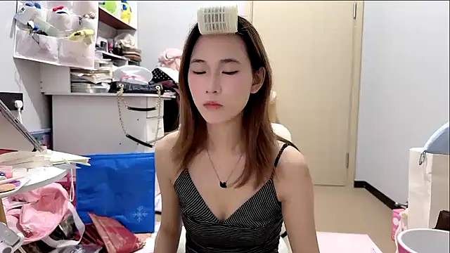 Snapshot of Ann-cookie chatting on 05-22-26, 04:34 Ann-cookie online show from 05-22-26, 04:34