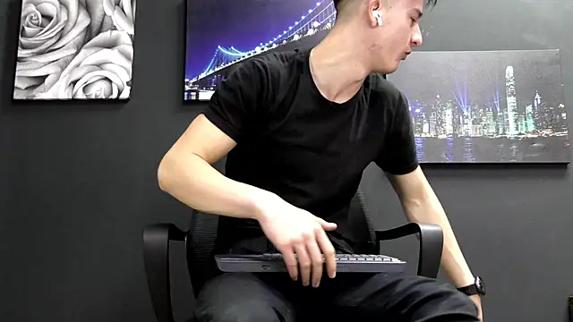 Snapshot of SirReed chatting on 12-17-25, 09:59 SirReed online show from 12-17-25, 09:59