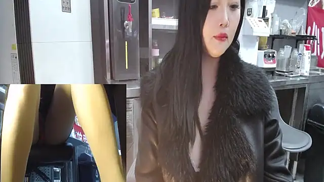 Eileen-L online show from 11-28-25, 02:36