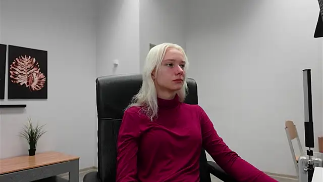 Snapshot of Laura_Chaplin chatting on 09-20-25, 05:52 Laura Chaplin online show from 09-20-25, 05:52