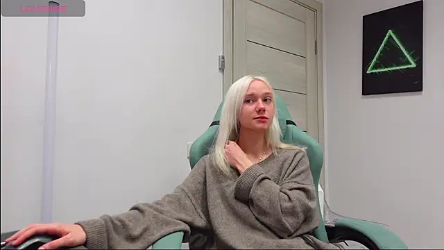 Snapshot of Laura_Chaplin chatting on 09-28-25, 05:46 Laura Chaplin online show from 09-28-25, 05:46