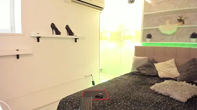 IsabelKiss online show from 10-29-25, 06:26