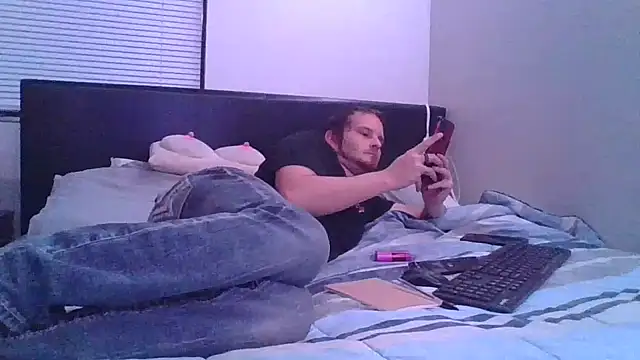 Snapshot of Eclipticice94 chatting on 10-30-25, 04:25 Eclipticice94 online show from 10-30-25, 04:25