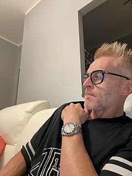 Axl hot online show from 09-26-25, 07:51