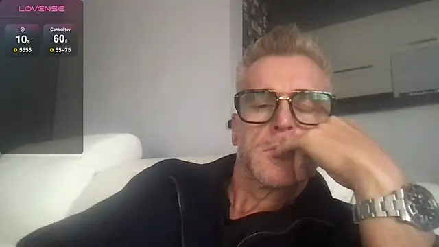 Axl hot online show from 09-27-25, 12:32