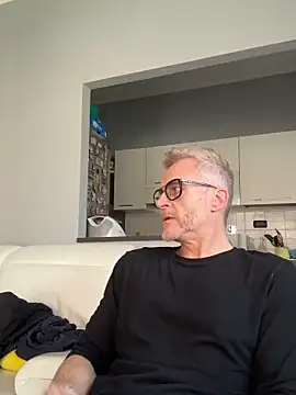 Axl hot online show from 03-12-26, 11:49