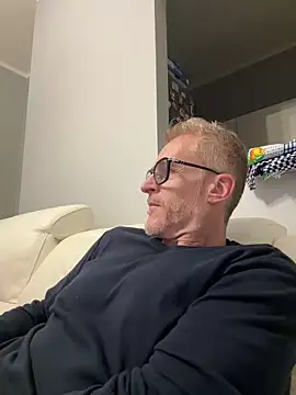 Axl hot online show from 03-16-26, 08:35