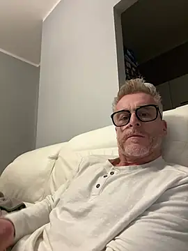 Axl hot online show from 03-18-26, 06:33