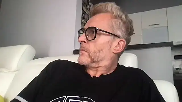 Axl hot online show from 06-02-26, 10:17