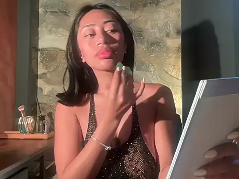 Snapshot of LittleHermes chatting on 10-27-25, 02:37 LittleHermes online show from 10-27-25, 02:37