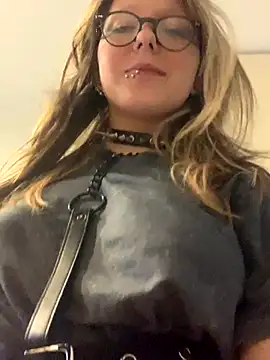 Snapshot of VesnaCrystal chatting on 12-14-25, 05:24 VesnaCrystal online show from 12-14-25, 05:24