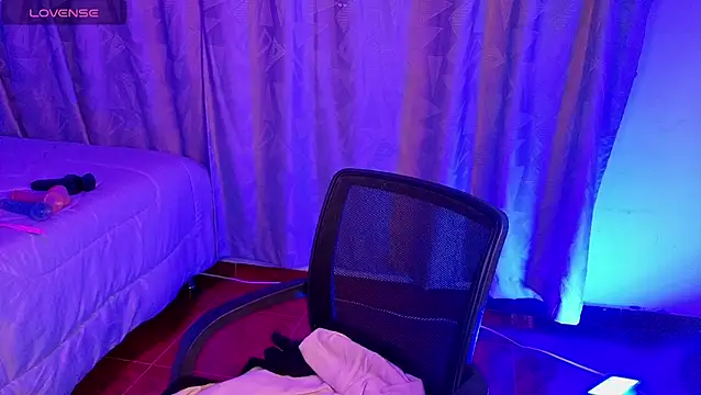 Snapshot of Eymmy_24 chatting on 12-16-25, 01:43 Eymmy 24 online show from 12-16-25, 01:43