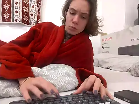 Snapshot of HoneySquirrel chatting on 10-26-25, 04:24 HoneySquirrel online show from 10-26-25, 04:24