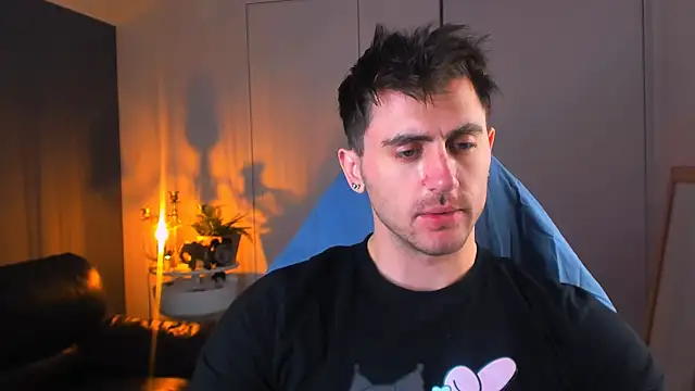 Snapshot of Oscar_Miller_ chatting on 10-20-25, 08:53 Oscar Miller online show from 10-20-25, 08:53