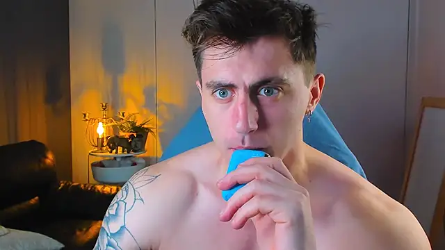 Snapshot of Oscar_Miller_ chatting on 10-22-25, 08:52 Oscar Miller online show from 10-22-25, 08:52