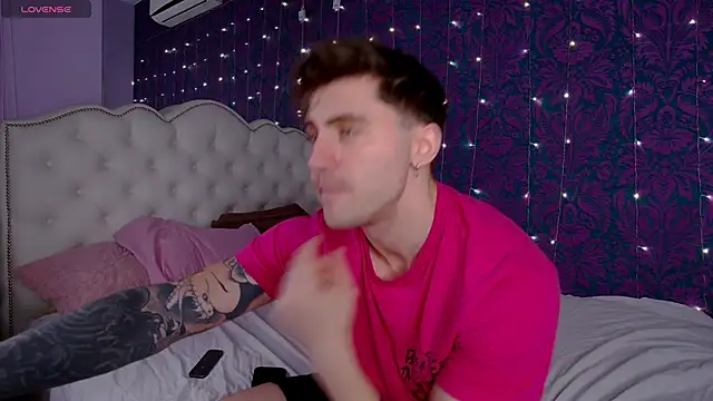 Snapshot of Oscar_Miller_ chatting on 11-21-25, 09:02 Oscar Miller online show from 11-21-25, 09:02